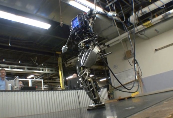 Photo Video: Humanoidný robot Atlas sa vybral do lesa. Pozrite sa, ako to zvládol