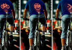 Photo Projektor upozorní vodičov na zámery cyklistu. Premietne ich na jeho chrbát