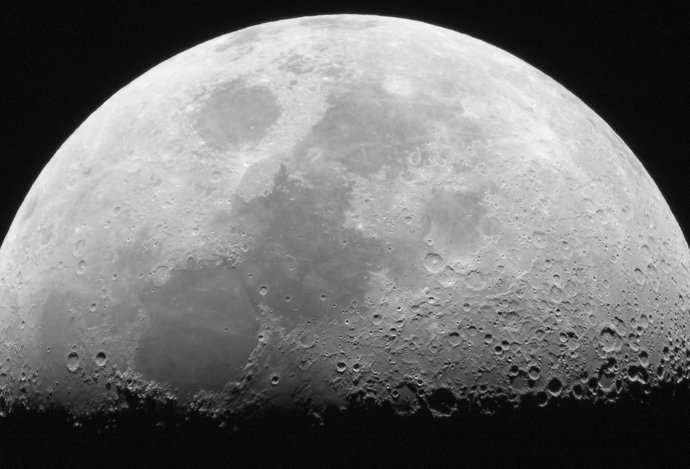 Photo VEDA: Zemská gravitácia vytvára praskliny na Mesiaci