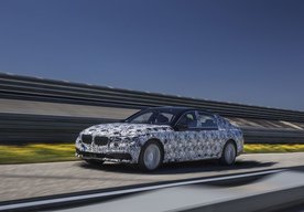 Photo Nové BMW umožní zaparkovať na diaľku, ovláda sa gestami a bude mať kľúč s LCD