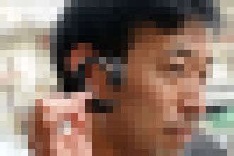 Photo Japonci testujú počítač, ktorý budeme nosiť na uchu. Ovláda sa žmurkaním a jazykom.