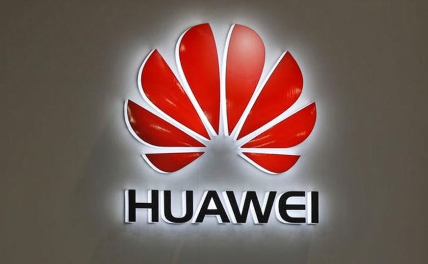 Телефон хуавей на столе. Huawei products. Эмблема Хуавей на обои.. Irshad Telecom Huawei. Наклейка на сервере Huawei.