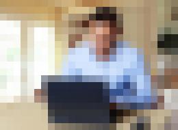 Photo Takmer sedem percent mužov surfuje na webe počas šoférovania