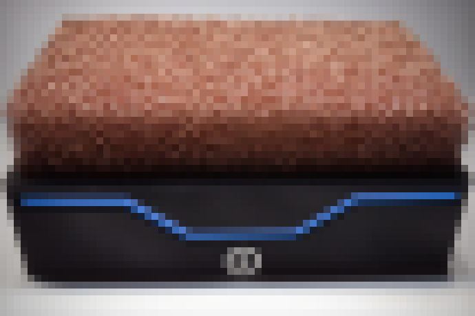 Photo Zaujímavý koncept. Výkonný počítač s netradičným pasívnym chladením medenou penou. 