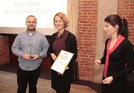 Photo ČR: Azlan získal ocenenie  The biggest CEE Turnover Award 2015 od spoločnosti Axis 