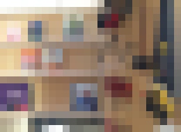 Photo Palec hore! Knižnica a požičovňa užitočných predmetov v Bratislave. Pre každého, komu sa nepáči konzumný spôsob života