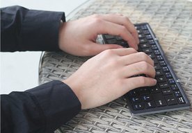 Photo ČR: Skladacia klávesnica Beik pre plnohodnotnú prácu s telefónom alebo tabletom na cestách