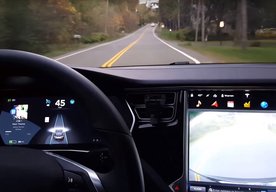 Photo Vodič automobilu Tesla s aktívnym autopilotom utrpel smrteľnú nehodu