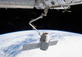 Photo USA: Bezpilotná raketa SpaceX vezie k ISS nový spojovací adaptér pre NASA
