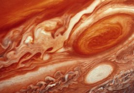 Photo Veľkú červenú škvrnu na Jupiteri asi spôsobujú hromy burácajúce v mrakoch najväčšej búrky v slnečnej sústave