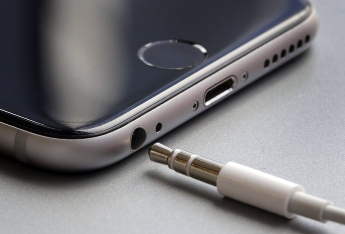 Photo Apple zrušil 3,5 mm slúchadlový jack pre iPhone 7. Špeciálny obal ho vráti späť