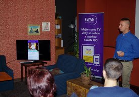 Photo Prieskum: Štvrtina mladých Slovákov sleduje televíziu v mobile alebo na tablete. SWAN im ponúka riešenie