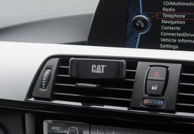 Photo CAT S30 s držiakom a autonabíjačkou v ponuke operátora O2 a Telekom