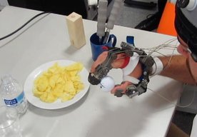 Photo Robotický exoskelet umožní ochrnutým paraplegikom znovu ovládať svoje končatiny 