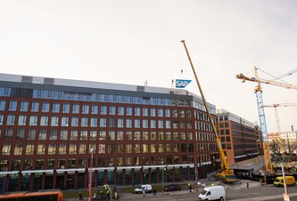 Photo SAP Slovensko úspešne dokončil sťahovanie, pomohol žeriav aj helikoptéra