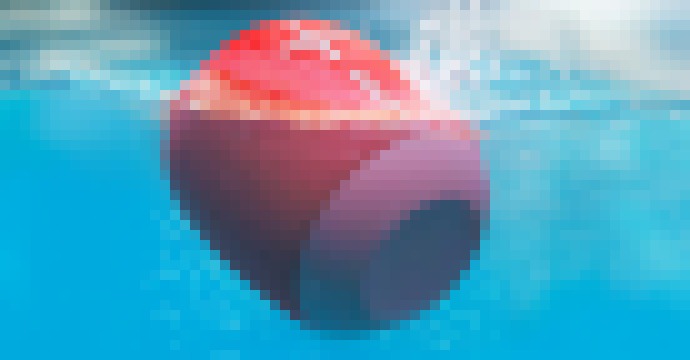 Photo Diskotéka v bazéne. Vodotesný bluetoothový reproduktor s výdržou 10 hodín