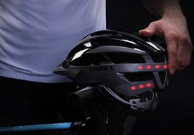 Photo Smart prilba pre cyklistov má smerovky, bluetoothový reproduktor a funkciu SOS. Dostupná je už aj u nás 
