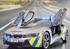 Photo Unikátny plug-in hybridný športový automobil BMW i8 v službách Polície ČR.