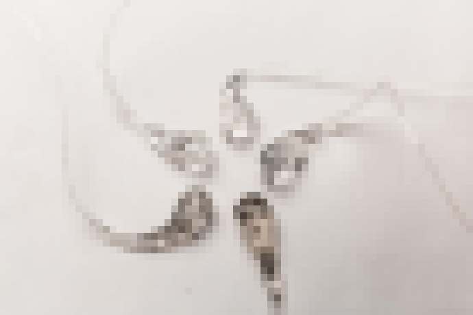 Photo Vedci odhalili tajomstvo sklenej kvapky odolávajúcej úderu kladivom, ale explodujúcej pod tlakom prstov 