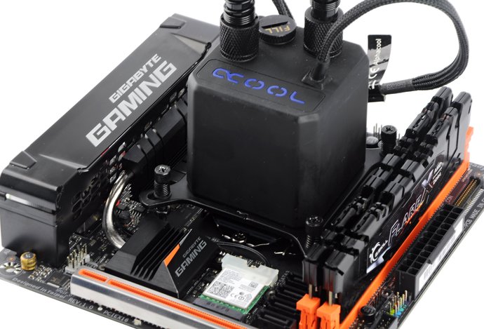 Photo Gigabyte Z270N-Gaming 5: Malý pretekár