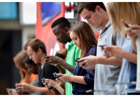 Photo Vo francúzskych školách chcú úplne zakázať mobilné telefóny