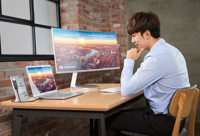 Photo CES 2018: Samsung predstavuje prvý zakrivený QLED monitor podporujúci štandard Thunderbolt 3