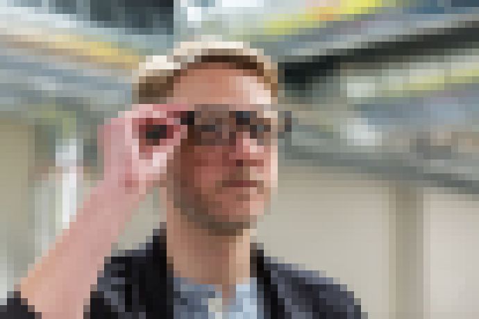Photo Inteligentné okuliare Intelu využívajú projekciu na sietnicu. Vyzerajú ako bežné okuliare
