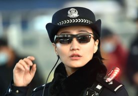 Photo Čínska polícia používa okuliare s technológiou rozpoznávania tváre na skenovanie tvárí ľudí