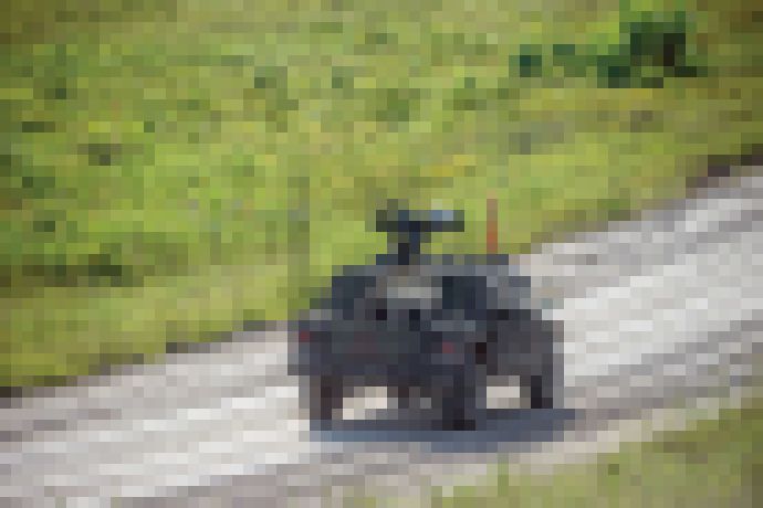 Photo Autonómne robotické vozidlá Humvee sa učia strieľať z guľometu ovládaného na diaľku 
