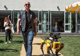 Photo Zakladateľ Amazonu Jeff Bezos bol na prechádzke s robotickým psom
