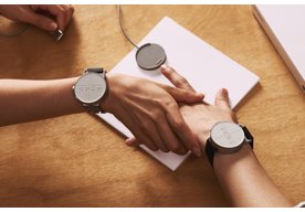 Photo Dot Watch sú inteligentné hodinky bez displeja pre nevidiacich. Informácie si prečítate hmatom