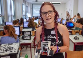 Photo Stredoškoláčky sa učia programovať robotov z Lega a hľadajú vzory pre svoju kariéru