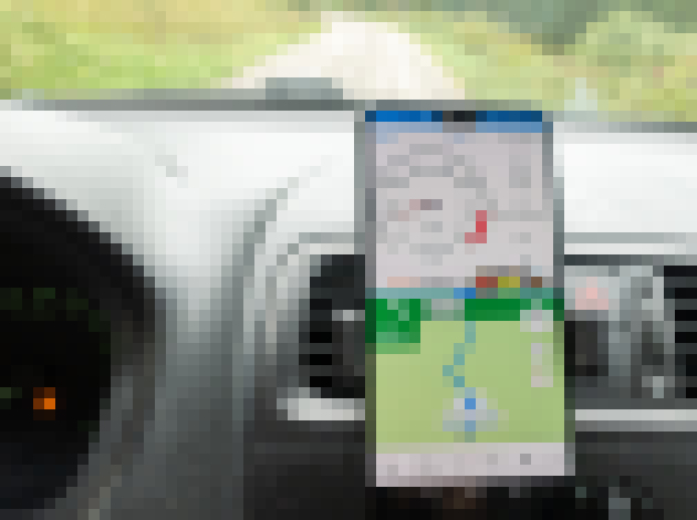 Photo Smartfón ako displej riadiacej jednotky auta  