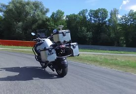 Photo BMW predviedlo autonómnu motorku, ktorá sa vie aj bez šoféra naklánať v zákrutách a brzdiť (+video)