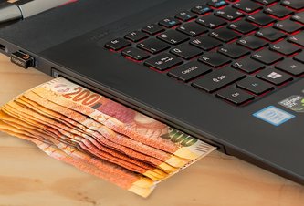 Photo Možnosť požičať si peniaze online je už pre ľudí dôležitejšia ako ísť osobne do banky  