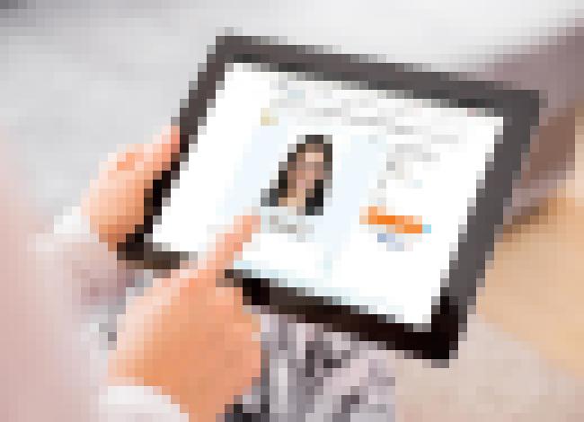 Photo S virtuálnym zrkadlom získava online nakupovanie poslednú výhodu kamenných obchodov