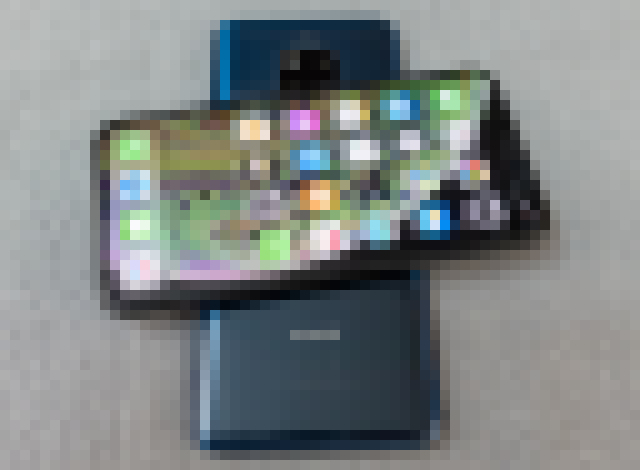 Photo Huawei Mate 20 Pro má 40 W nabíjačku a umožňuje bezdrôtovo nabiť aj ďalší smartfón