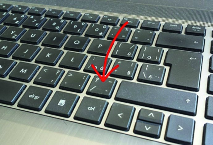 Kde je pomlčka na klávesnici?