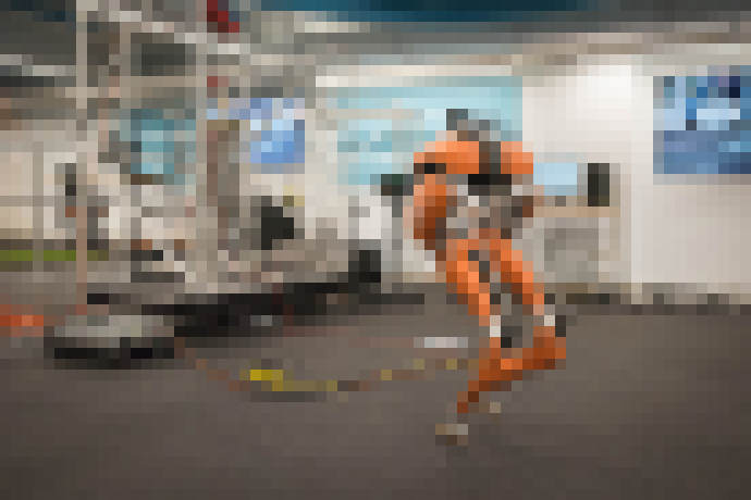 Photo Dvojnohé roboty môžu pomôcť ľuďom znovu chodiť. Teraz sa učia udržať rovnováhu a chodiť v piesku či snehu 