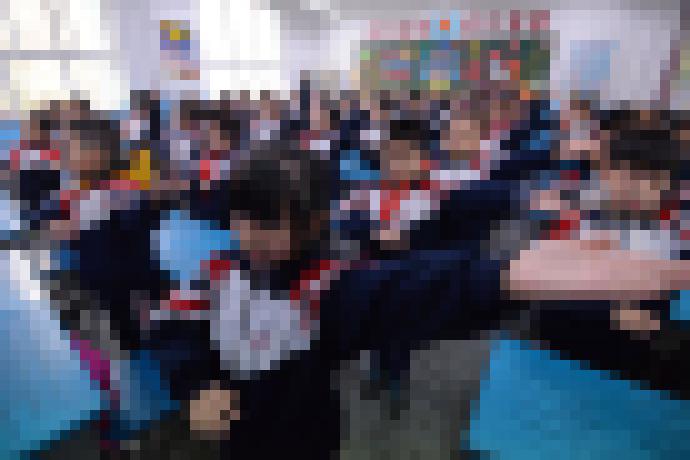 Photo Čínski študenti dostanú uniformy s čipmi GPS, ktoré zistia záškoláctvo