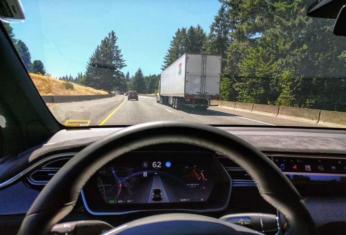 Photo Vozidlá Tesla budú mať vyššiu úroveň autonómie. Autopilot bude môcť zmeniť jazdný pruh bez pýtania povolenia