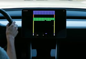 Photo Elon Musk chce portovať herné enginy do automobilov Tesla. Ovládať sa budú volantom aj pedálmi