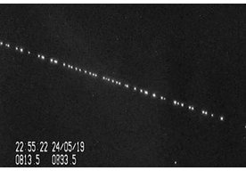 Photo Satelity Starlink spoločnosti SpaceX hnevajú astronómov
