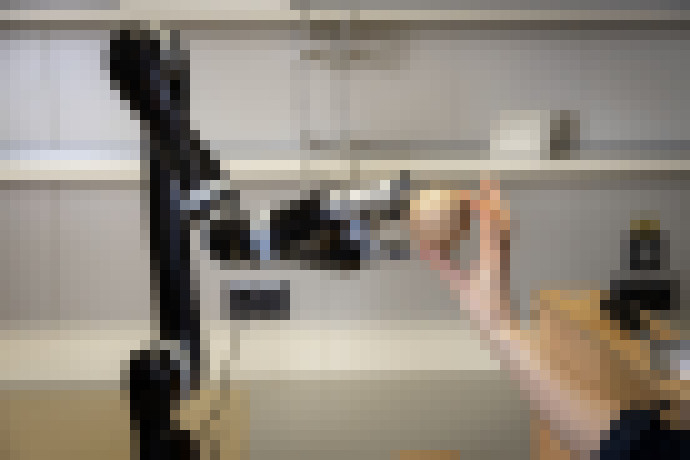 Photo Robot sa pozorovaním človeka sám naučil chytiť loptu