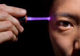 Photo Plazmový svetelný meč poslúži na čistenie zubov, ošetrenie kože či liečbu rakoviny
