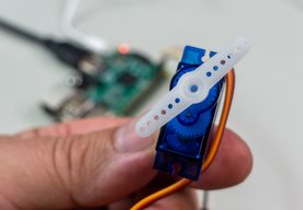 Photo IoT prakticky - programovanie Raspberry Pi v Pythone 3: PWM výstup a ovládanie servomotorov