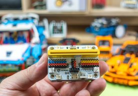 Photo Robotika – ovládanie modelov Lego Technic mikropočítačom BBC Micro:bit 1 - servá pre Lego