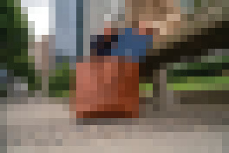 Photo Dragonfly – vážka vzdorujúca gravitácii