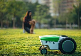 Photo Video: Autonómny robot Beetl pozbiera psie výkaly na trávniku