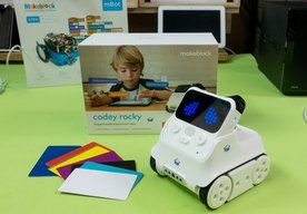 Photo Robotika – prívetivý robot Codey Rocky, ktorý inšpiruje deti aby začali programovať